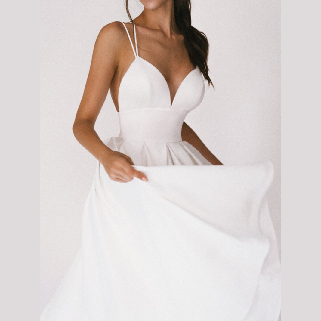 Magnolia | Robe élégante avec décolleté en V et bretelles