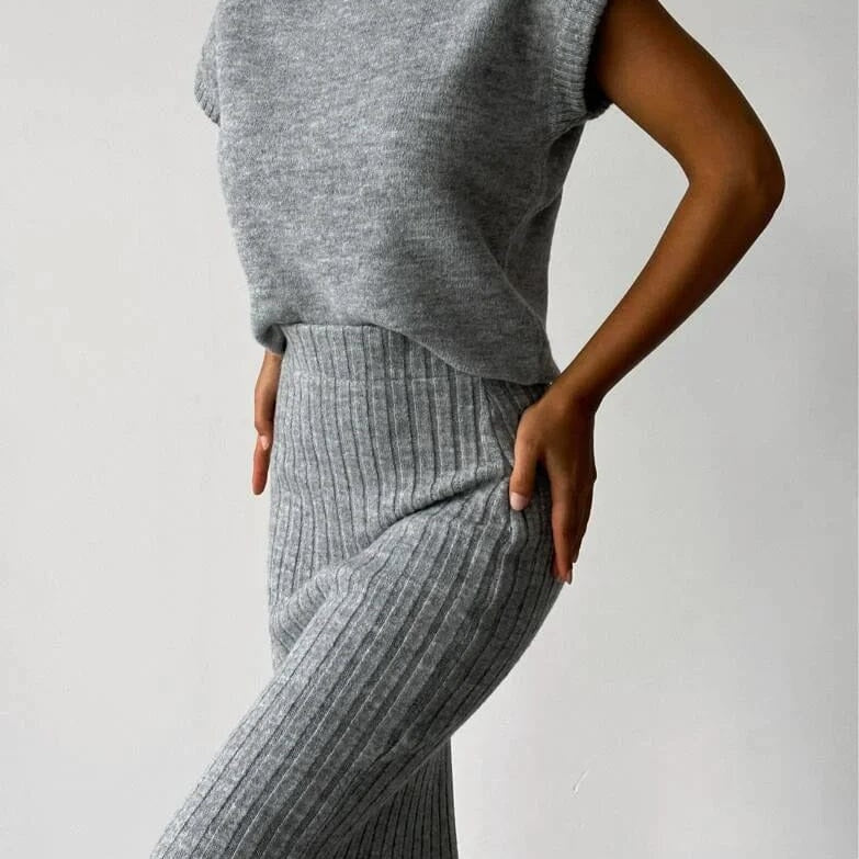 CARDIGAN SANS MANCHES ET JUPE EN MAILLE FEMININO Essentielle