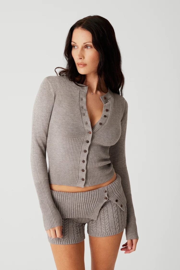 THE KONF™ | Pull en tricot avec bouton FEMININO Essentielle S Gris