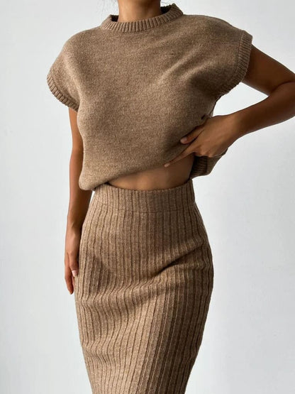 CARDIGAN SANS MANCHES ET JUPE EN MAILLE FEMININO Essentielle 
